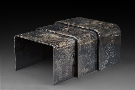 Manifattura Tura, Lazzate (attr.) Gruppo di tre tavolini a nido di forma...