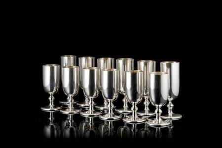 Servizio composto da dodici bicchieri da acqua e dodici bicchieri da vino in...