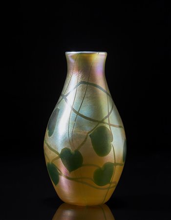Vaso in stile Tiffany in vetro "Favrile" decorato con foglie in verde (h. cm...