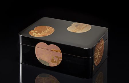 Scatola in legno laccato nero decorata da riserve con paesaggi dorati....
