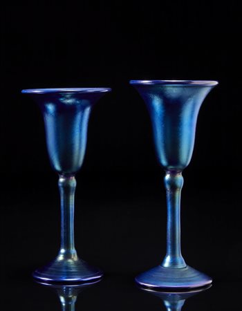 Louis Comfort Tiffany (New York 1848 - New York 1933)Due calici in vetro blu...