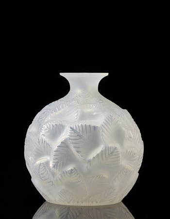 René Lalique (1860 - 1945)Vaso in vetro opalescente soffiato in stampo e...