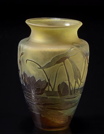 Gallé, Nancy Piccolo vasetto in vetro a cammeo inciso all'acido con decori...