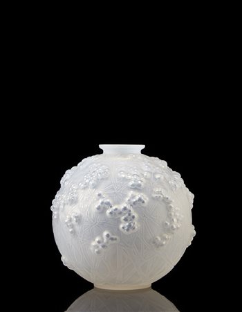 René Lalique (1860 - 1945) (attr.) Vaso sferico in vetro opalescente soffiato...