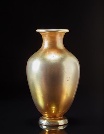 Vaso in stile Tiffany in vetro "Favrile" (h. cm 42) reca firma e numero 7006H...