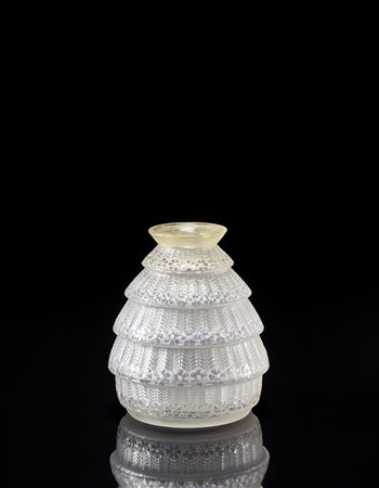 René Lalique (1860 - 1945)Vaso modello "Ferrières" detto anche "Cinq rangs de...