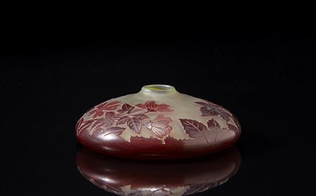 Gallé, Nancy Vaso di forma schiacciata in vetro a cammeo giallo opalescente e...