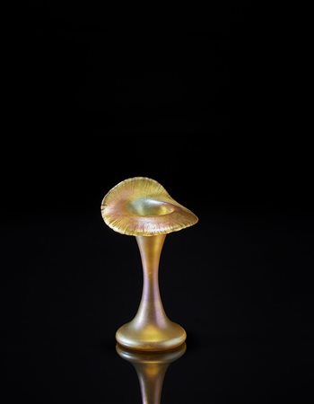 Quezal, New York Vaso modello "Jack-in-the-pulpit" in vetro iridescente....