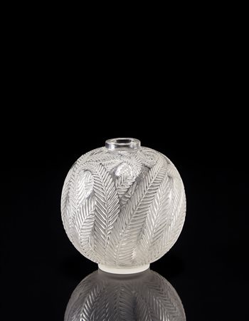 René Lalique (1860 - 1945)Vaso globulare modello "Palmes" in vetro incolore...