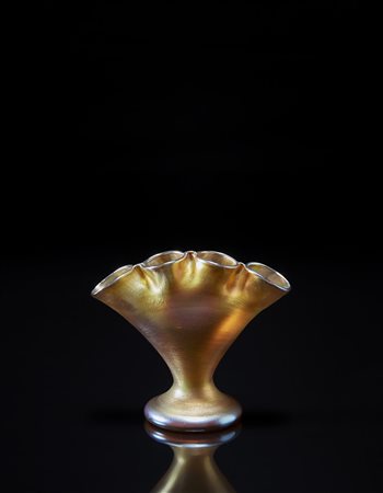 Louis Comfort Tiffany (New York 1848 - New York 1933)Tulipaniera in vetro...