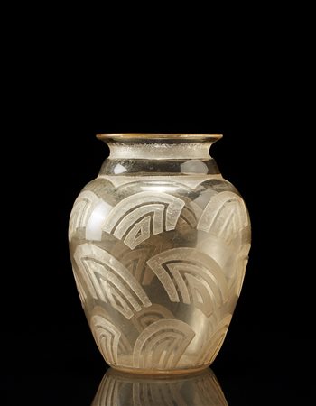 Daum, Nancy Vaso in vetro trasparente giallo decorato all'acido a motivi...