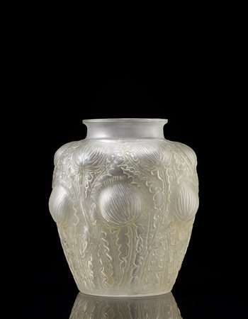 René Lalique (1860 - 1945)Vaso in vetro opalescente soffiato in stampo e...