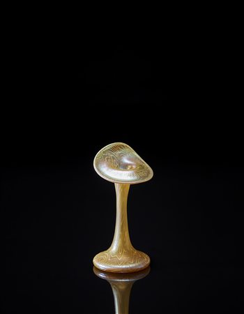 Quezal, New York Vaso modello "Jack-in-the-pulpit" in vetro iridescente....