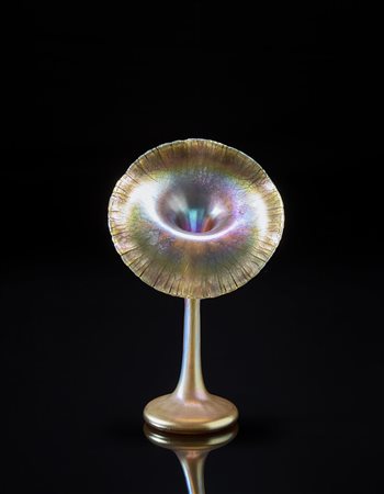 Quezal, New York Vaso modello "Jack-in-the-pulpit" in vetro iridescente....