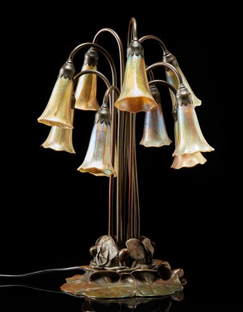 Lampada in stile Tiffany modello "Ten-light Lily" in bronzo e vetro "Favrile"...