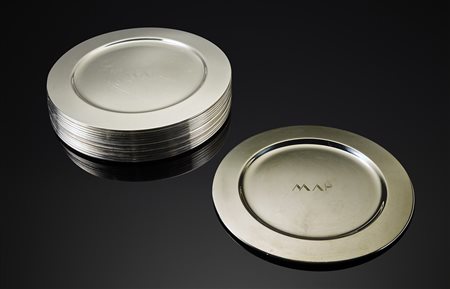 Gruppo di quindici sottopiatti in argento con corpo liscio cifrati "MAP"....