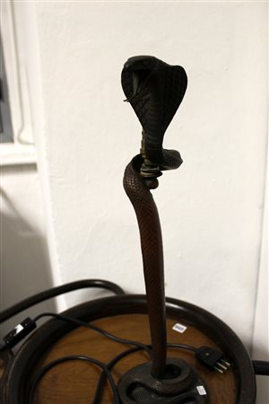 Lampada da tavolo nello stile di Edgar Brandt modello "Cobra"....