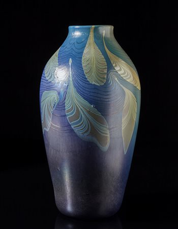 Grande vaso in stile Tiffany in vetro iridescente blu, verde e giallo...
