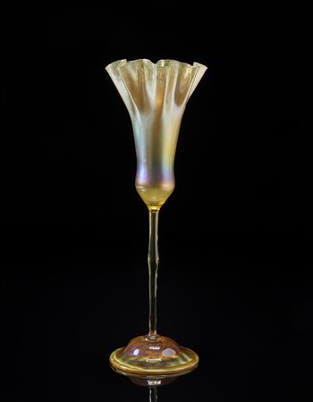 Louis Comfort Tiffany (New York 1848 - New York 1933)Vaso floriforme in vetro...