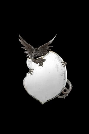 Specchiera di forma sagomata decorata da dragone in legno intagliato a tutto...