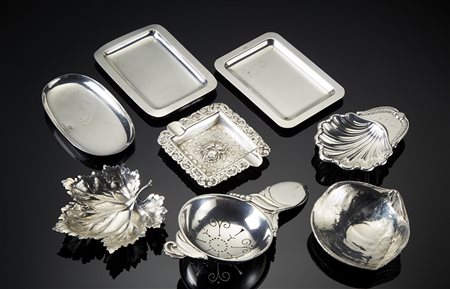 Lotto in argento composto da otto oggetti tra cui bomboniere e posaceneri, di...