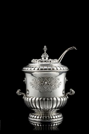 Portaghiaccio in argento con corpo a vaso biansato decorato con fasce...