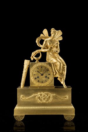 ANONIMO, FRANCIA Pendola in bronzo dorato decorata da figura alataAnni...