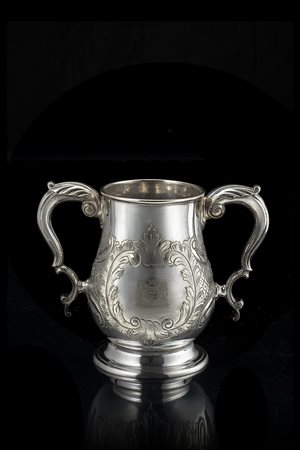 Boccale a due manici in metallo argentato decorato con volute fogliate,...