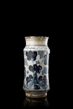 Albarello cilindrico in maiolica con spalla e alto collo. Decorazione in...