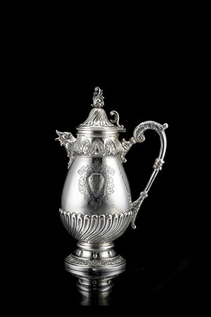 Versatoio in argento con corpo piriforme dorato internamente, decorato con...