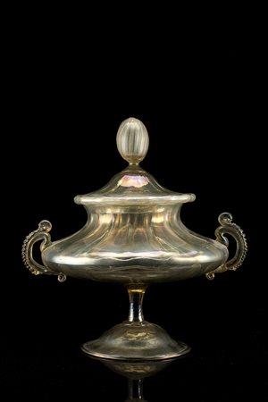 Manifattura di Murano, sec. XIX. Coppa biansata in vetro soffiato con...