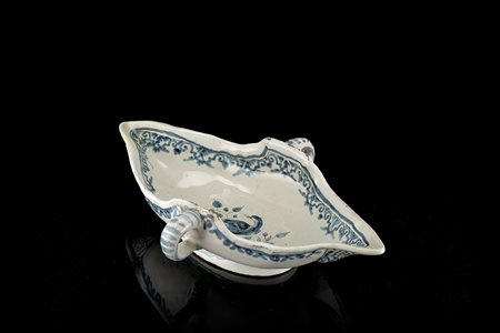 Salsiera in maiolica di forma ovale allungata e due anse ad anello....