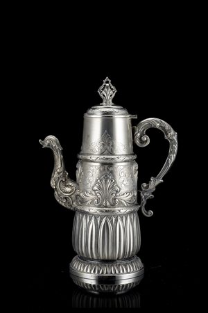 Versatoio in argento di forma troncoconica modanata, decorato con fasce...