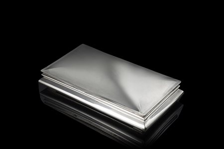 Scatola porta sigari in argento di forma rettangolare modanata, con coperchio...