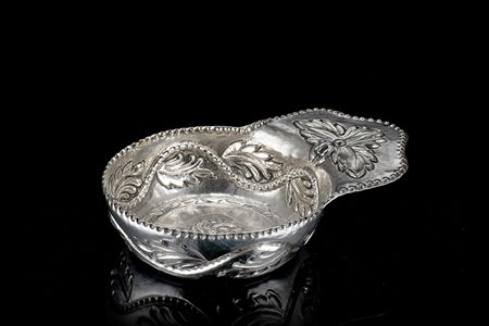 Ciotola in argento tipo kovsh, sbalzata con motivi fogliati e perlinature su...