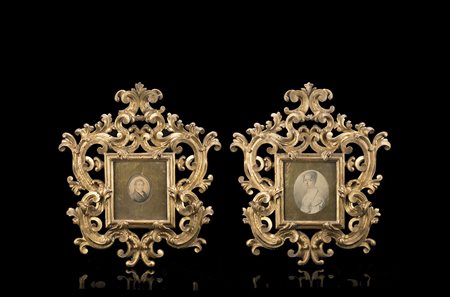 Coppia di cornici dell'inizio del sec. XIX in legno intagliato, dorato e...