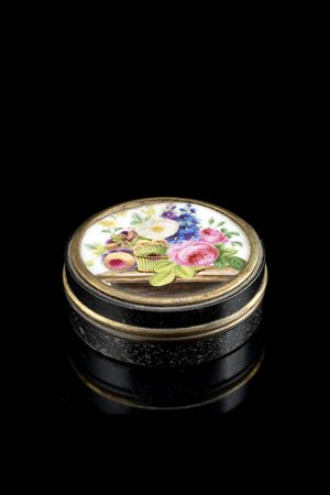 Scatola in pietra dura con coperchio in porcellana dipinta a fiori policromi....