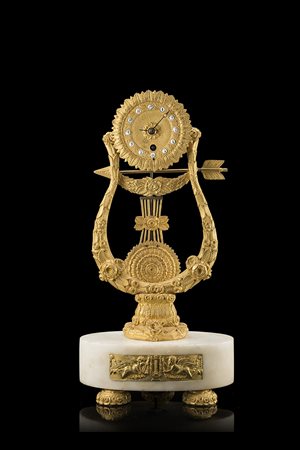 ANONIMO, FRANCIAPendola da tavolo a forma di lira in bronzo e marmoEpoca...