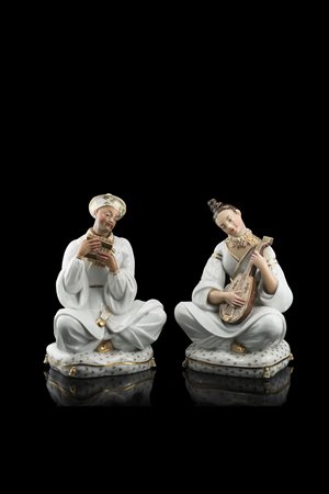 Coppia di flaconi da profumo in forma di Cinesi in porcellana tenera (h. cm...