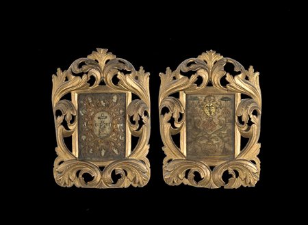 Coppia di cornici in legno intagliato e dorato a volute contenenti diverse...