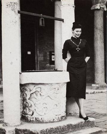 PIERLUIGI PRATULON (1925-1999) Ava Gardner e Anita Ekberg con un abito di...