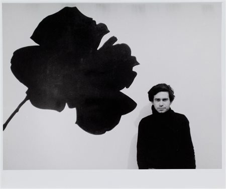 MARIO DONDERO (1928-2015) Kounellis accanto ad una sua operastampa ai sali...