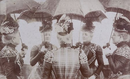 ANONIMO (-) Donne con ombrelliinizi Novecentocabinetcm...