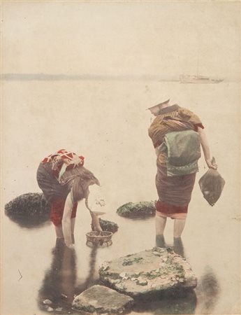 KAZUMASA OGAWA (1860-1929) Due donne raccolgono molluschi sotto costa 1890...