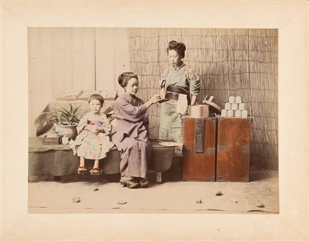 ANONIMO (-) Geishe con bambinofine '800stampa all'albumina acquarellata a...