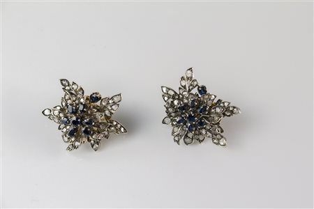 Orecchini fine 800 a fiore in oro, argento, zaffiri e diamanti rose cut. . ....