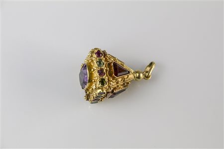 Ciondolo in oro 18kt e tormaline. Gr complessivi 15.85. Ametista centrale. ....