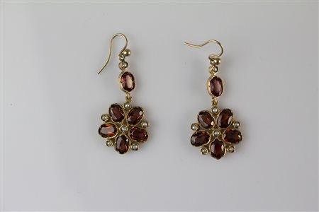 Orecchini inizi 800 in oro granati e perline. . . . [Nessun Autore] First...