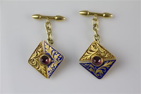 Gemelli fine 800 in oro giallo, gr 17.62, con smalti e granati. . . . [Nessun...