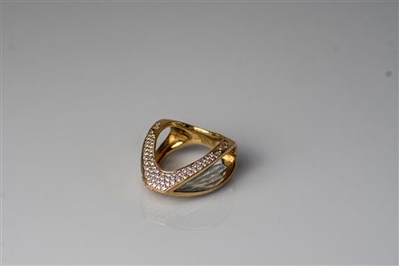 Anello in oro giallo, gr 14, con ai fianchi acqua marine incise. Diamanti cts...